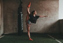 체조로 느껴지는 요가: 유연성과 근력을 위한 효과적인 운동법 woman doing split while standing on one leg