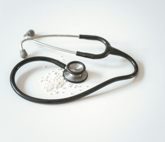 한 총리 “실력 검증안된 외국 의사 진료 못하도록 안전장치 마련” black and silver stethoscope on white surface