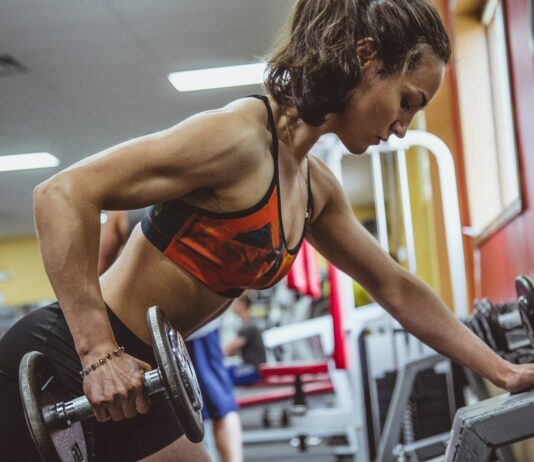 어깨 통증 완화 스트레칭: 유연한 어깨를 위한 스트레칭법 woman seriously performing gym exercise