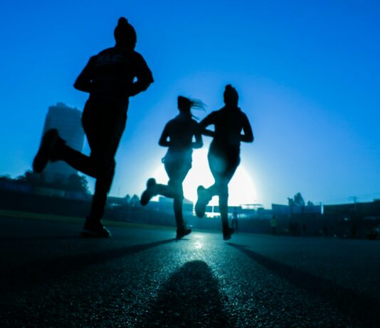 식사와 운동: 몸과 마음에 좋은 선택 silhouette of three women running on grey concrete road