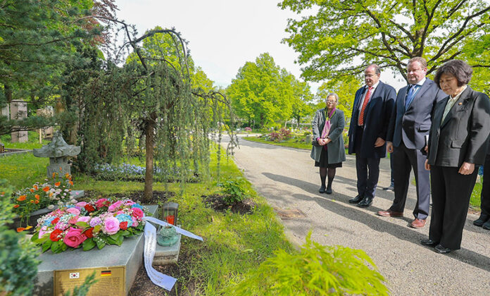 강정애 보훈부 장관이 독일 뮌헨 인근 그래펠핑시에 있는 이의경 지사 묘소를 찾아 그래펠핑 시장과 함께 참배