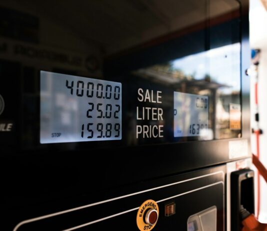 유류세 환원 시행…정부, 석유가격 안정에 부처역량 결집 black digital device at 2 00