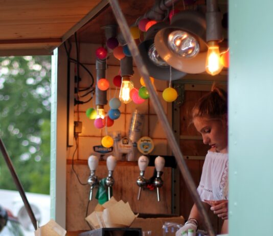 소상공인 영업불편 없도록 민생규제 33건 개선 추진 woman selling inside store during daytime