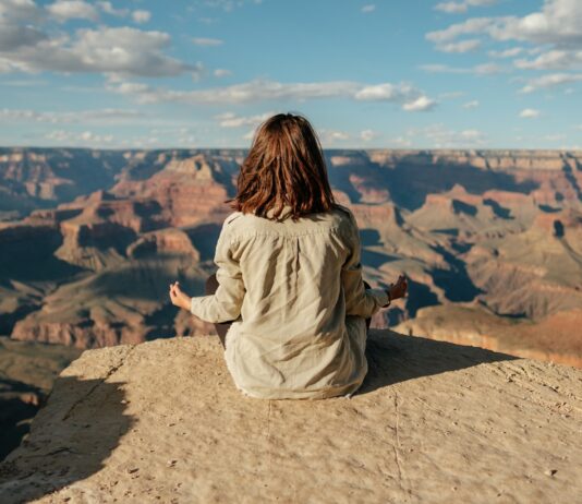 막바지 여름 무더위, 실내에서 건강하게 스트레스 해소하기 woman sitting on hill