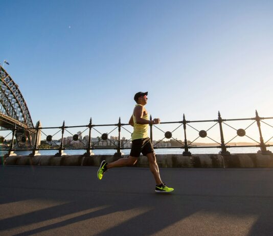 무기력한 몸을 일으키는 운동: 유산소 운동으로 활력을 되찾다 man in yellow tank top running near shore