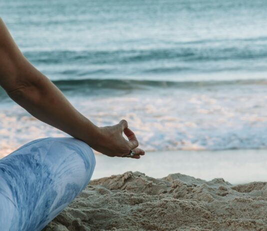 스트레스 관리: 심리적 웰빙을 위한 일상적인 명상 실천법 person in blue shorts sitting on beach shore during daytime