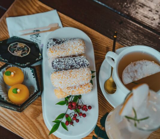 전통 음식의 건강 효과: 무엇을 배울 수 있을까? white ceramic plate with food on brown wooden table
