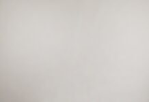 다이어트와 신체 관리의 완벽한 해답 person's left hand wrapped by tape measure