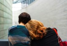 정신적 회복을 위한 활동의 중요성 a woman rests her head on another person's shoulder