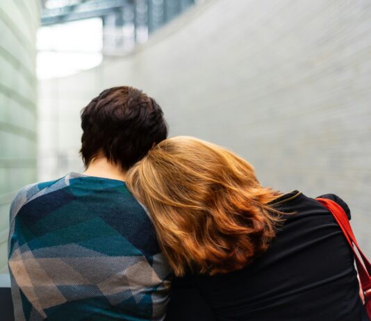 정신적 회복을 위한 활동의 중요성 a woman rests her head on another person's shoulder