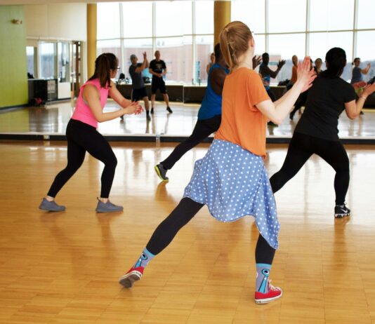 실내에서 즐기는 커뮤니티 운동 women dancing near mirror
