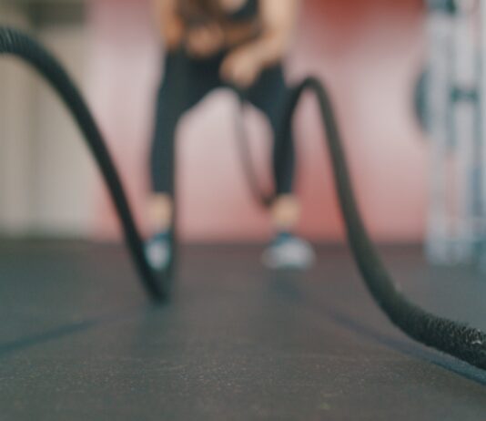 체지방 감량을 위한 고강도 인터벌 트레이닝 가이드 person holding black exercise rope