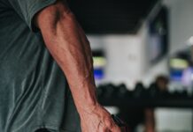 병 예방의 핵심, 운동 습관 man in gray t-shirt and black pants holding black corded headphones