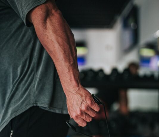 병 예방의 핵심, 운동 습관 man in gray t-shirt and black pants holding black corded headphones