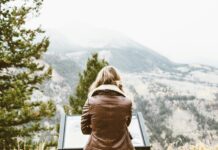 여성 건강을 위한 호르몬 관리법 back photo of woman wearing black leather jacket in front of snowed mountain