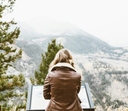 여성 건강을 위한 호르몬 관리법 back photo of woman wearing black leather jacket in front of snowed mountain