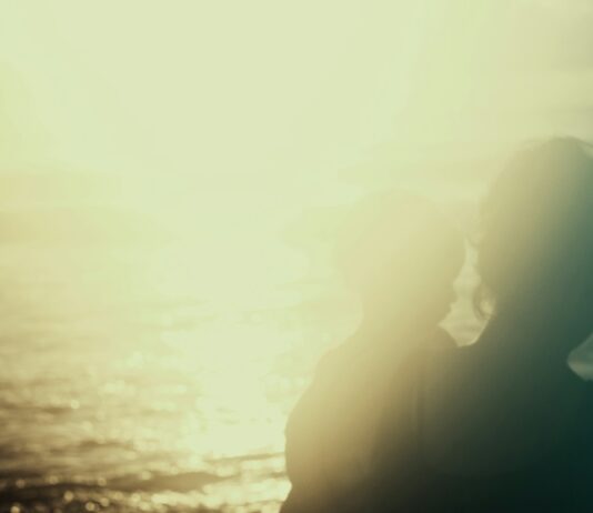 신체 리듬을 바꾸는 법: 일상 속 면역력 증진 팁 silhouette photography of person carrying a child