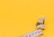 체중 감량 후에도 요요를 방지하는 법 yellow and white measuring tape