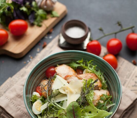 소화기 건강을 위한 식사습관 변화시키기 bowl of vegetable salad