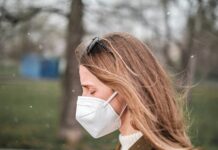 미세먼지와 건강: 호흡기 보호를 위한 생활 습관 a woman wearing a face mask in a park
