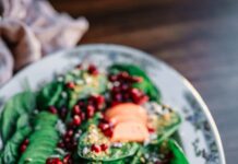 다이어트 중에도 즐길 수 있는 저탄수화물 레시피 oval ceramic plate with and green and orange food