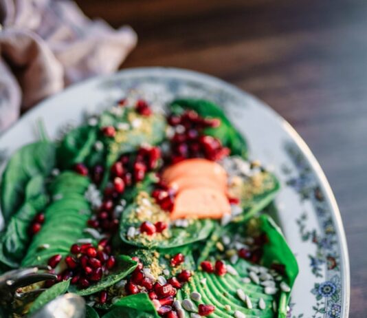 다이어트 중에도 즐길 수 있는 저탄수화물 레시피 oval ceramic plate with and green and orange food