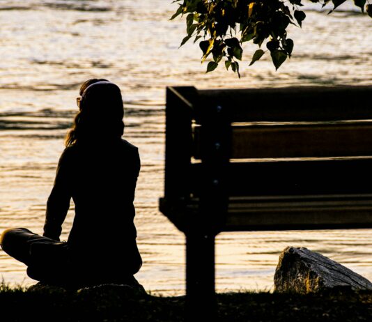 우리의 정신적 웰빙에 큰 영향을 주는 기분을 좋게 만드는 음식과 운동 silhouette of person sitting on bench near body of water during daytime