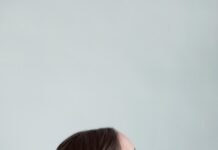 잘 먹었는데 왜 이렇게 붓지? topless woman