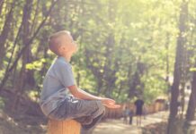 “햇빛을 피하지 마세요”…비타민 D가 면역력을 좌우한다 man in blue t-shirt and brown pants sitting on brown wooden seat during daytime