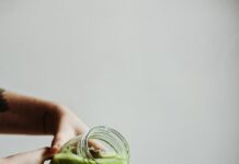 하루 한 번 채소즙, 피로와 피부를 동시에 잡는다 person holding clear drinking glass with green liquid