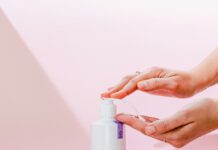 “피부는 괜찮은데 자꾸 간지러워요”…초여름 ‘알레르기성 가려움’ 대처법 person holding white and purple plastic bottle