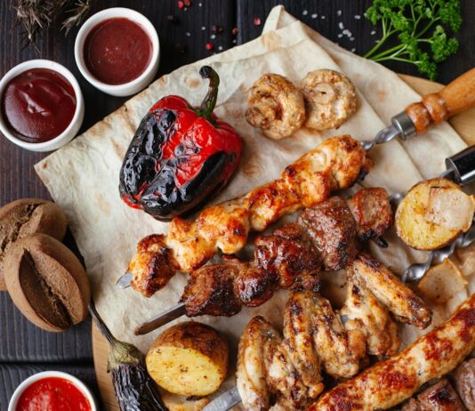 저탄고지(LCHF) 식단, 체중 감량의 비밀인가 건강 위험의 경고 신호인가? grilled meat and vegetable on the table