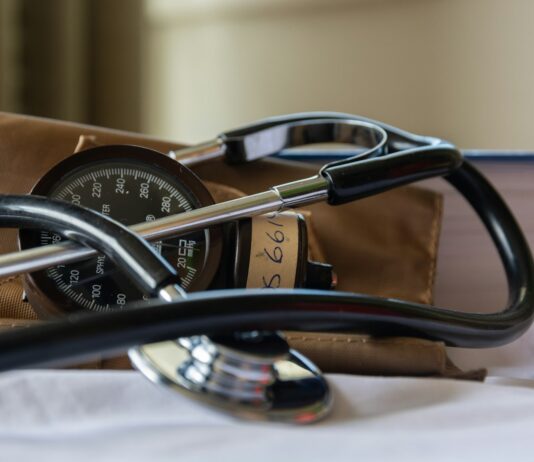 바쁜 직장인을 위한 실천 가능한 건강 관리법 brown and black blood pressure moitor