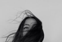 건강한 모발을 위한 생활 습관과 관리법 grayscale photography of woman wearing long-sleeved shirt