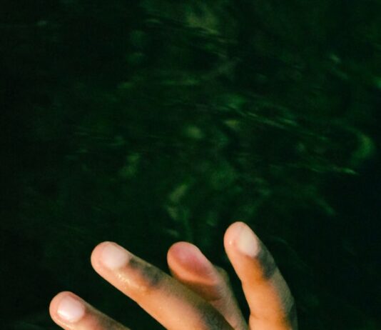 “자고 일어났는데도 다리가 퉁퉁 부어요”… 여름 부종, 그냥 넘기면 안 되는 이유 a person's hand reaching for a frisbee in the water