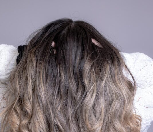 건강한 머릿결을 위한 생활 속 헤어 관리법 woman in white shirt with blonde hair