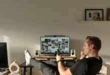 “하루 8시간 책상에 묶인 직장인, 건강 지키는 비법 5가지” a man sitting in a chair in front of a computer