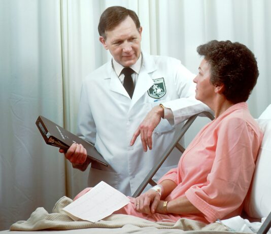 AI 기반 건강 관리, 맞춤형 건강 시대를 열다 man in white button up shirt holding black tablet computer