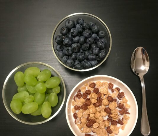 단순함이 답이다! 2024년 식단 트렌드 ‘심플 다이어트’ 열풍 a bowl of cereal, a bowl of grapes and a bowl of cereal