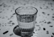 아침 첫 행동이 바꾸는 ‘신체 리듬’ clear drinking glass on white and black textile