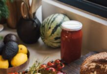 만성피로, 일상 속 실천으로 극복… 최신 건강 트렌드와 실생활 팁 Fresh produce including tomatoes, carrots, and avocados on a counter.