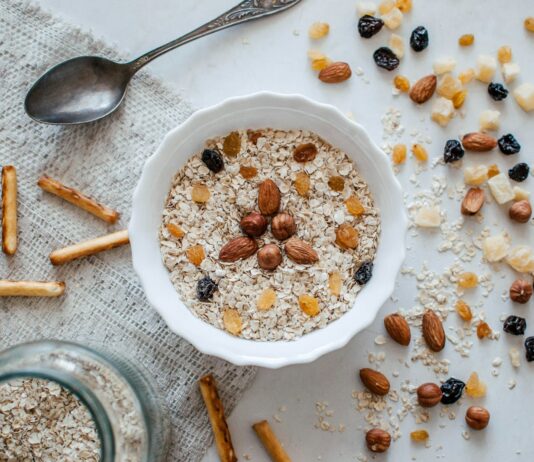 “건강한 아침 루틴, 한국인의 새로운 습관으로 자리잡다” nuts and bowl of cereals