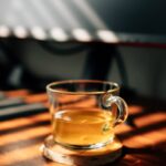 “책상에서 건강 챙기기” 직장인 건강 트렌드와 실천법 clear glass mug on brown wooden table