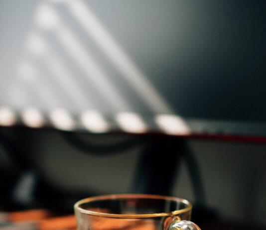 “책상에서 건강 챙기기” 직장인 건강 트렌드와 실천법 clear glass mug on brown wooden table