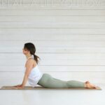 여행지에서의 필라테스: ‘호캉스’ 대신 ‘필캉스’, 여행 중에도 무너지지 않는 신체 밸런스 유지법 Woman doing cobra pose on yoga mat