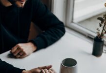 바쁜 일상 속 여성 건강, 작은 실천으로 지키세요 person in black long sleeve shirt holding white ceramic mug