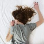 “잠이 보약” 다시 부상…수면 건강 챙기는 실천법 주목 woman laying on bed