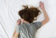 “잠이 보약” 다시 부상…수면 건강 챙기는 실천법 주목 woman laying on bed