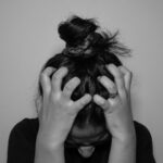 스트레스, 일상 속 작은 변화로 관리하기 a woman covering her face with her hands