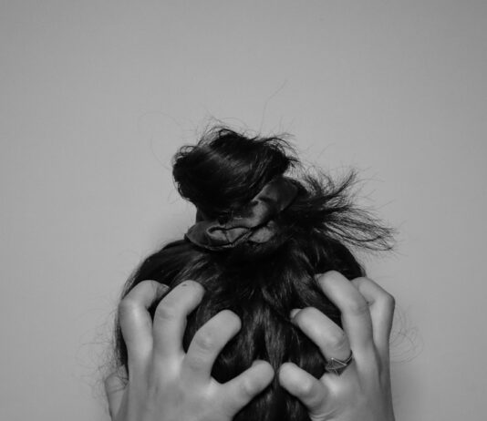 스트레스, 일상 속 작은 변화로 관리하기 a woman covering her face with her hands